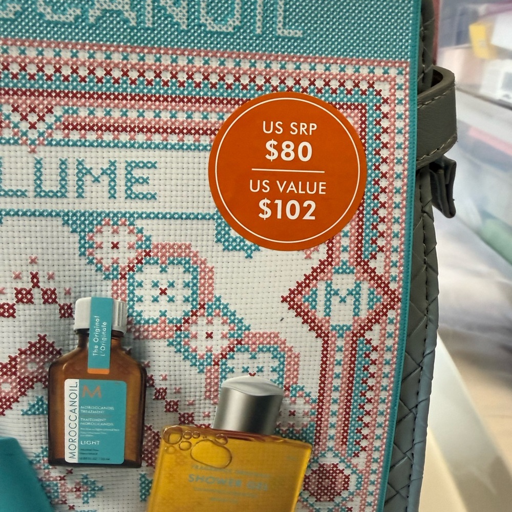 Bundle set of Moroccan oil, extra volume shampoo, conditioner, oil, & shower gel - Picture 4 of 6